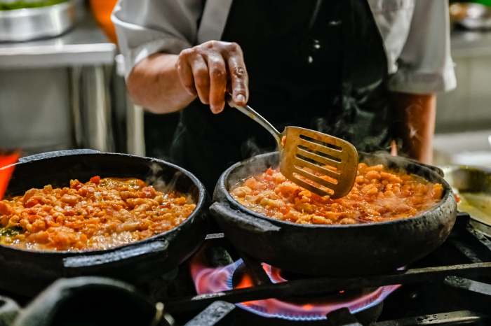 Moqueca de Badejo - Preparo na Cozinha do Restaurante Pirão