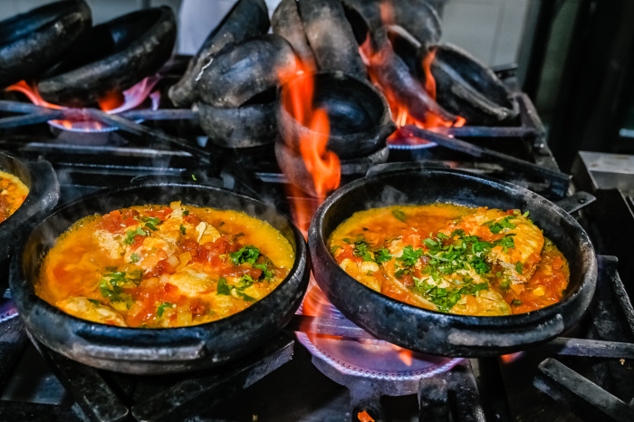 Moqueca de Badejo - Preparo na Cozinha do Restaurante Pirão