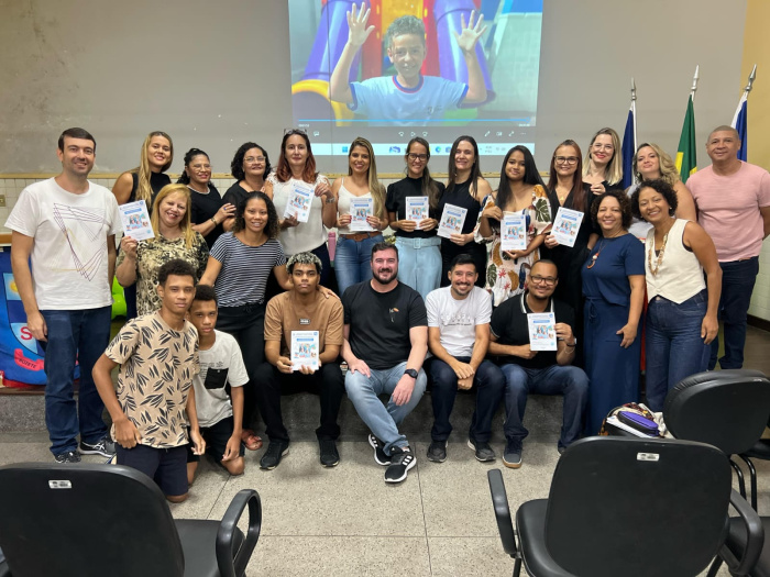 Lançamento de livro feito por estudantes e professores surdos na EMEF Suzete Cuendet