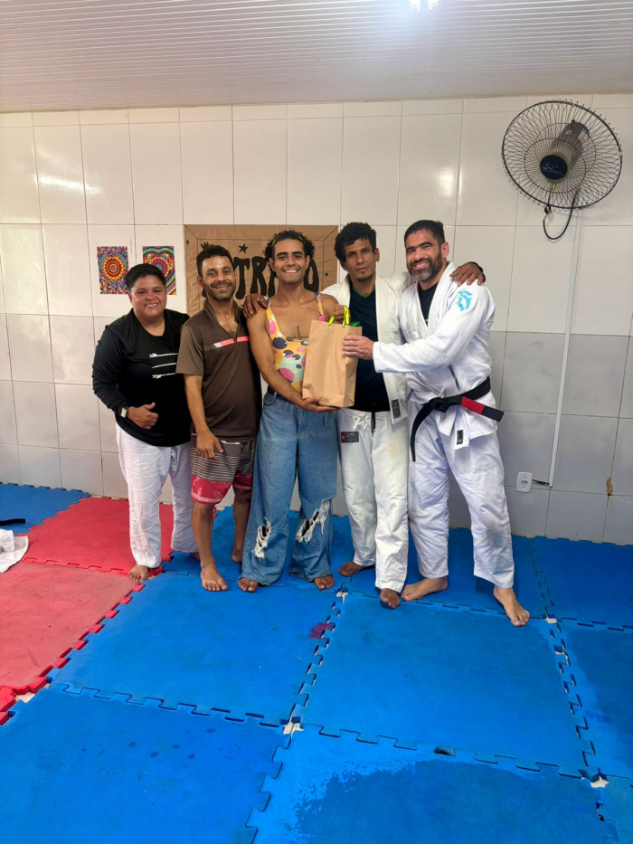 Odilon Mariz de Lima leva ensinamentos de jiu-jitsu a usuários do Centro Pop