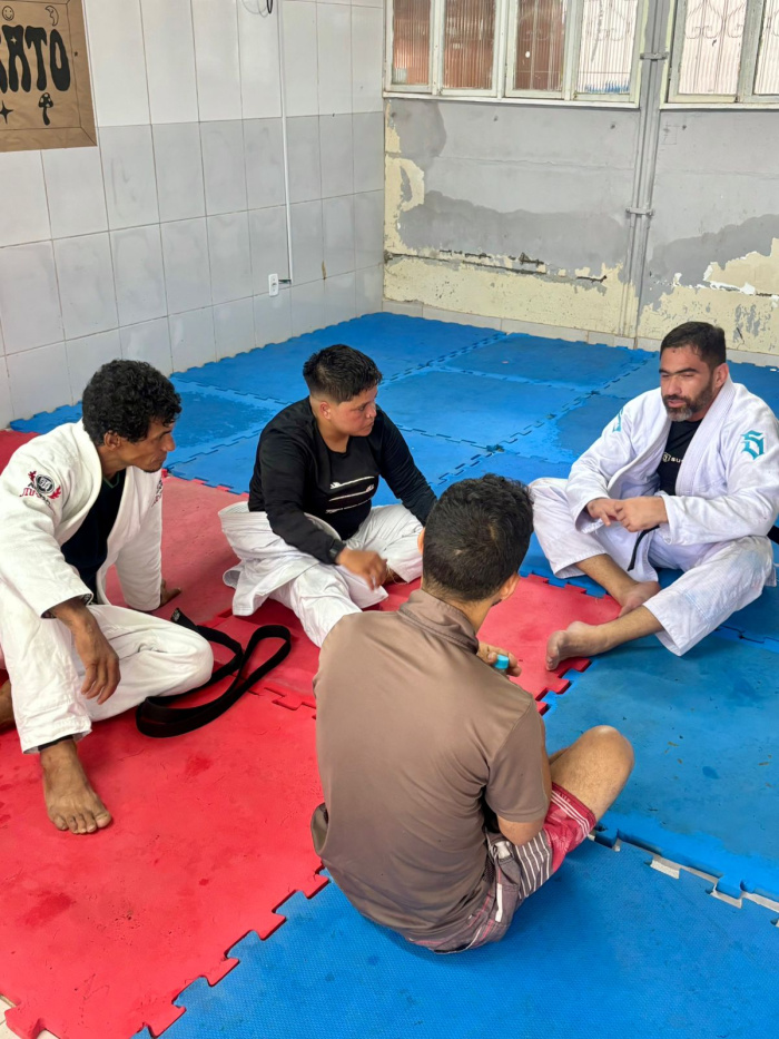 Odilon Mariz de Lima leva ensinamentos de jiu-jitsu a usuários do Centro Pop