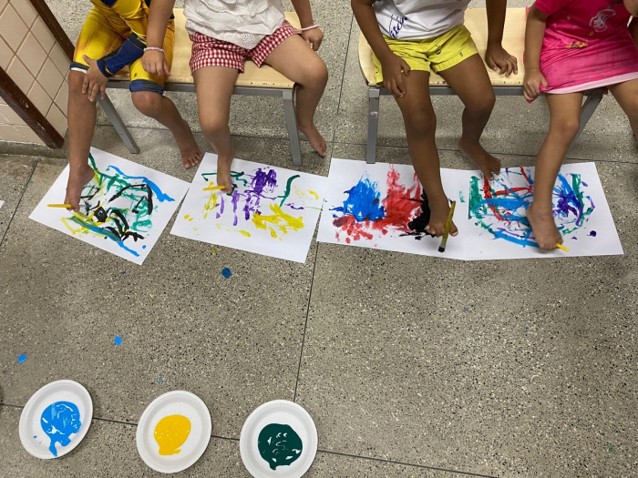 Crianças do CMEI Marlene Orlande Simonetti vivenciam inclusão em oficina de pintura com os pés