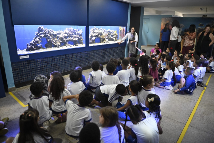 Assinatura da OS para manutenção dos aquários da Escola da Ciência, Biologia e História