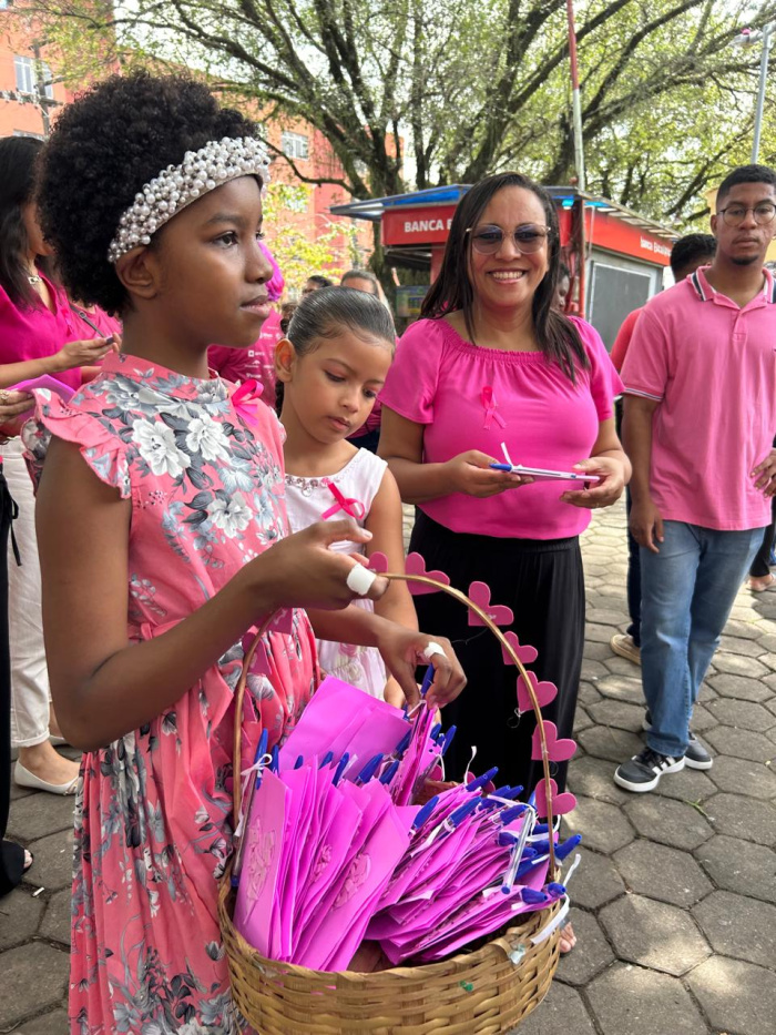 Outubro Rosa: Praça de Eucalipto recebe ação de conscientização sobre o câncer de mama