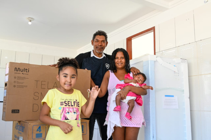 Casa Feliz e Segura: família do bairro Santo Antônio recebe chaves da nova casa