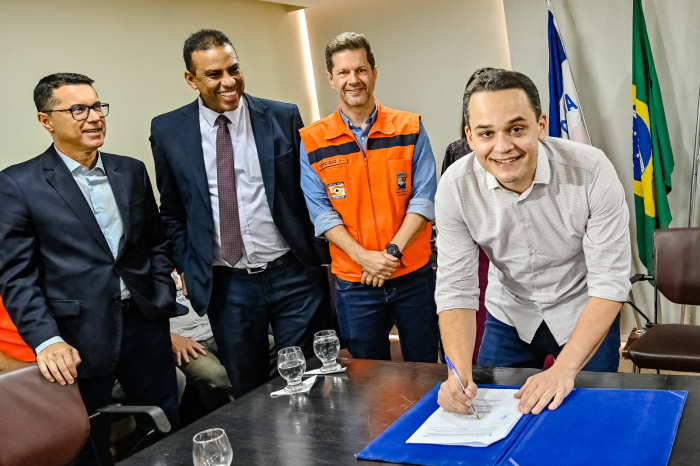 Assinatura do contrato com a empresa de consultoria que vai elaborar estudos e projetos para a Governança Climática de Vitória
