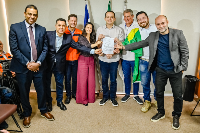 Assinatura do contrato com a empresa de consultoria que vai elaborar estudos e projetos para a Governança Climática de Vitória