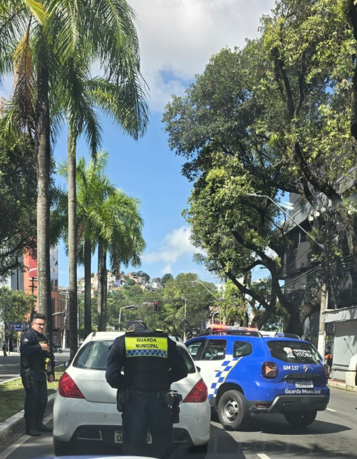 Guarda Municipal autua veículo com licenciamento vencido durante patrulhamento em Vitória