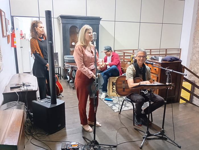 Estudantes da EJA participam de sarau na Biblioteca Adelpho Poli Monjardim