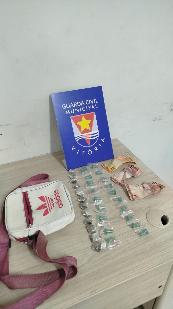 Homem é detido pela Guarda de Vitória após ser flagrado escondendo drogas em paredão de pedra