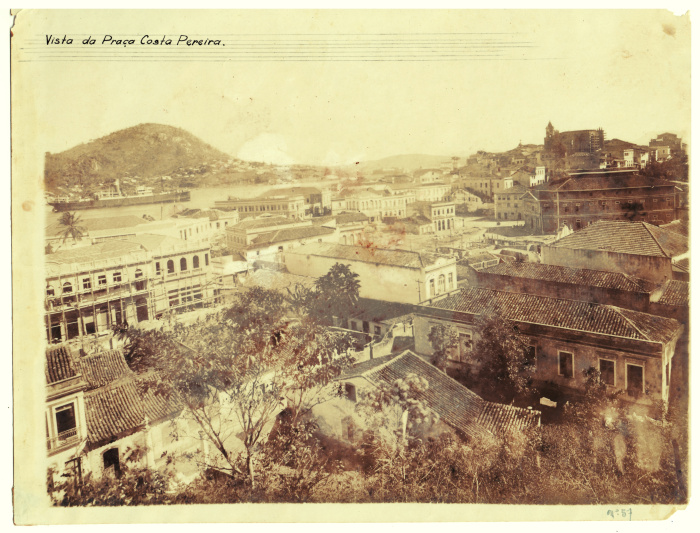 Foto tirada da Igreja do Rosário. Acima do teatro, construção da Catedral. Data: 1924
