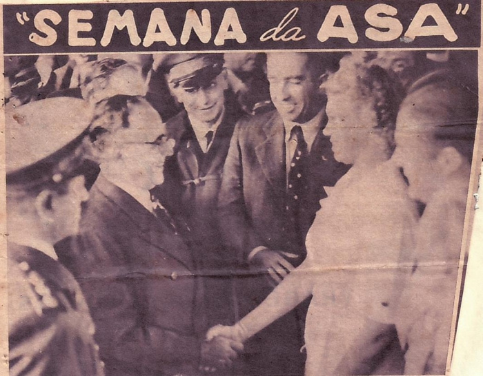 Rosita sendo cumprimentada pelo presidente Getúlio Vargas