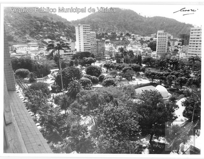 Entre avenidas de trânsito intenso, o parque é um refúgio verde. Foyo da década de 1970.