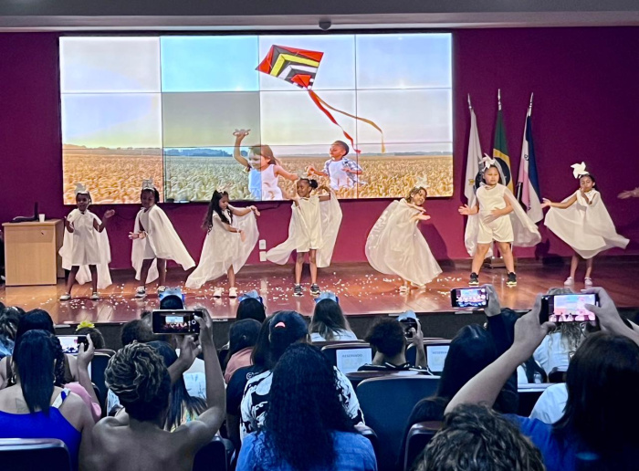 Espetáculo Sinfonia da Natureza apresentado por crianças do Cmei TI Carlos Alberto Martinelli