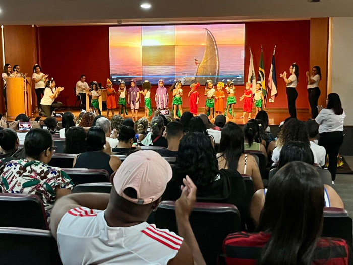 Espetáculo Sinfonia da Natureza apresentado por crianças do Cmei TI Carlos Alberto Martinelli