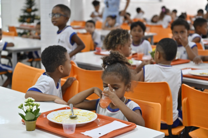 Crianças do Cmei Terezinha Vasconcellos almoçam no Restaurante Popular de Vitória