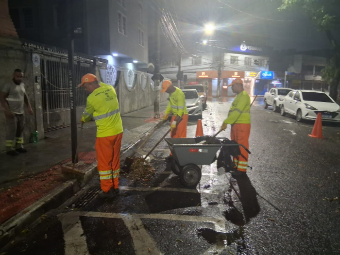 Trabalhadores da Central de serviços realizam limpeza após forte chuva
