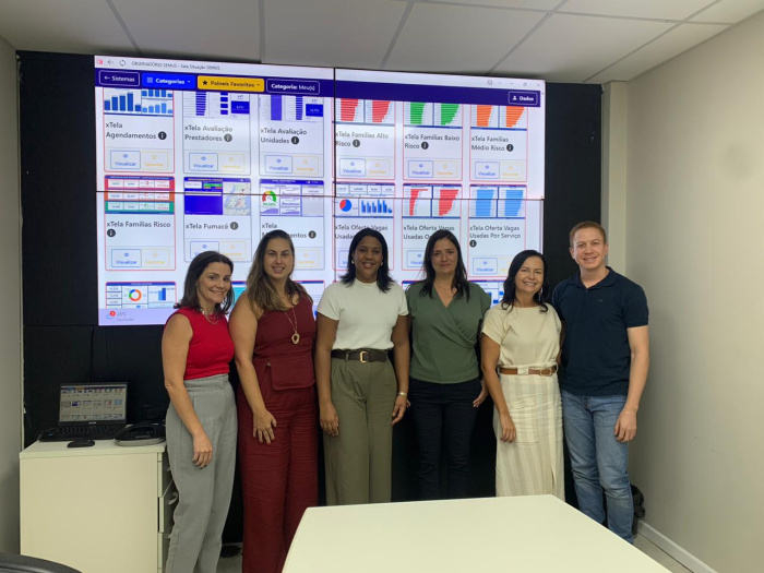 Equipe apresenta os paineis da Sala de Situação