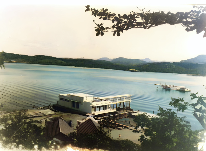 Avião chegando à plataforma de desembarque de passageiros do Cais do Hidroavião