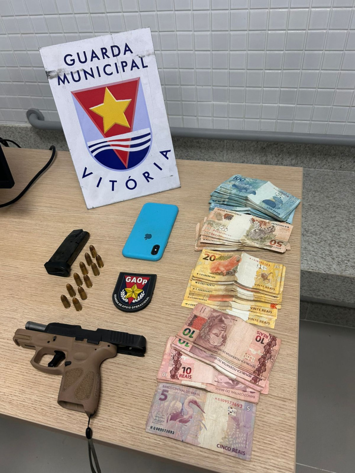 Dinheiro, droga, arma e munição foram encontrados na abordagem.