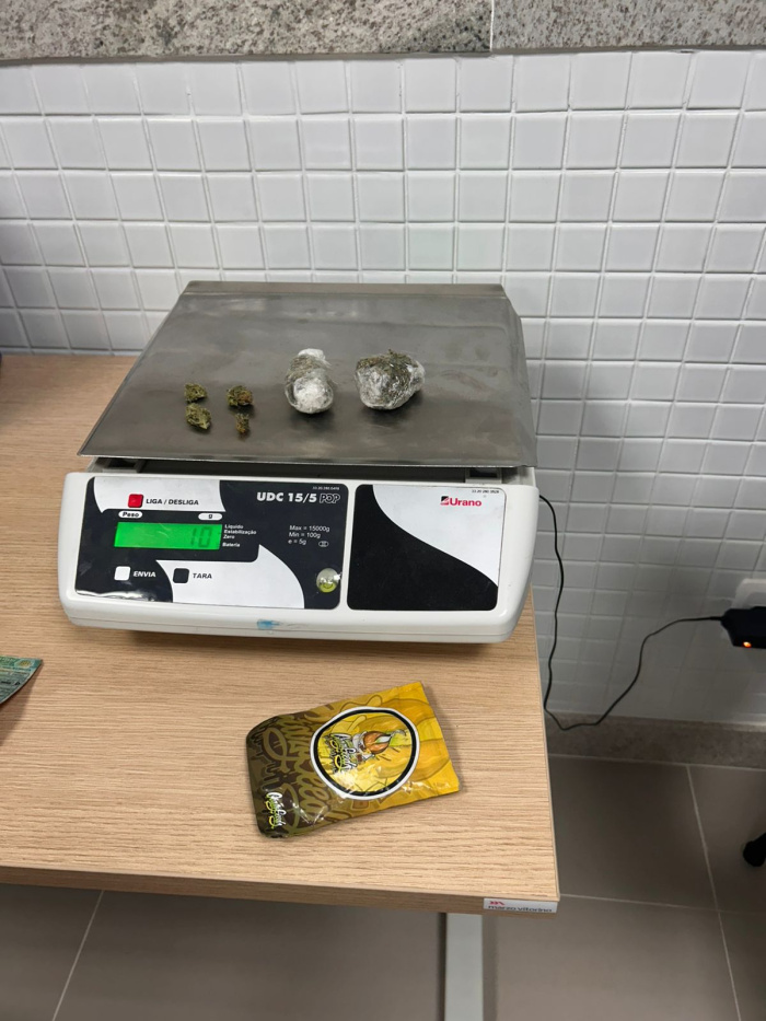 Material foi encontrado dentro de um automóvel Voyage preto.