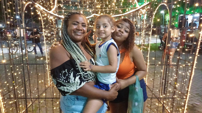 Alessandra Vieira, Ana Lúiza e Eloá no Natal de Encantos na praça Hi - Fi