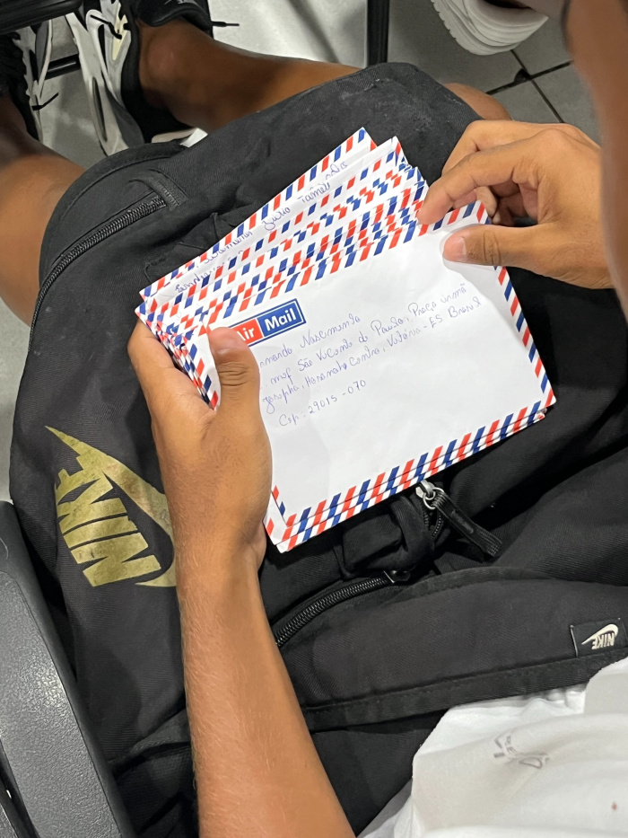 Estudantes de Vitória recebem cartas de Moçambique e vivem momento de emoção e troca cultural