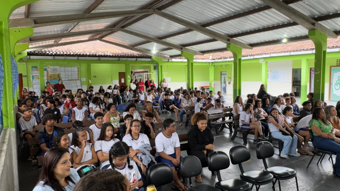 Estudantes da Emef Adão Benezath lançam livros produzidos na biblioteca escolar