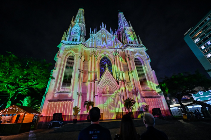 Videomapping: temas natalinos e belezas de Vitória são projetados na Catedral e encantam