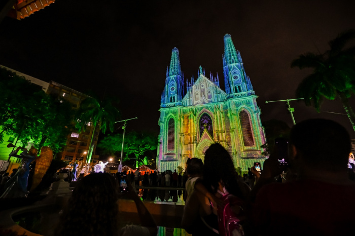 Videomapping: temas natalinos e belezas de Vitória são projetados na Catedral e encantam