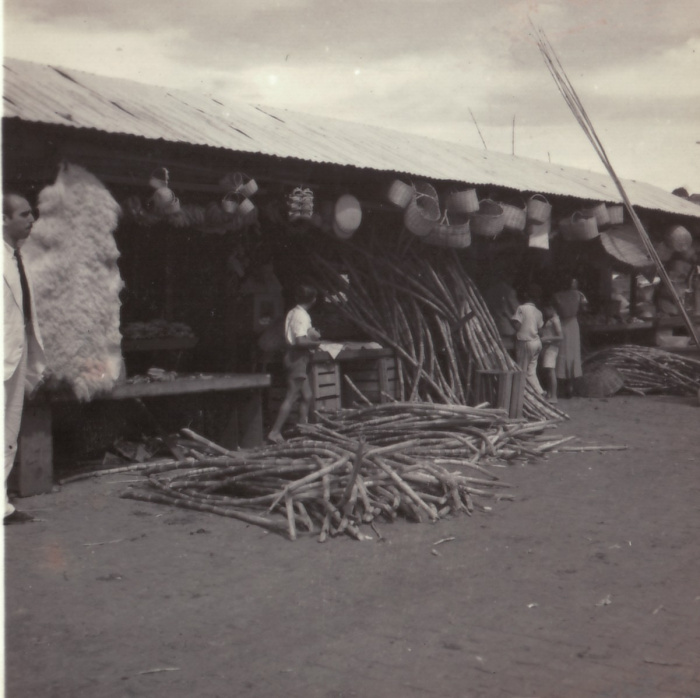 Bancas e vendedores de artesanato no Mercado da Vila Rubim. Década de 1940