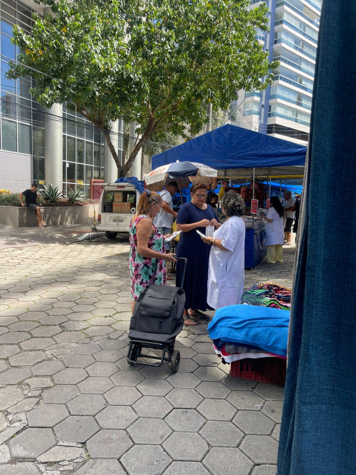 UBS de Santa Luíza promove ação de conscientização sobre ISTs em feira livre