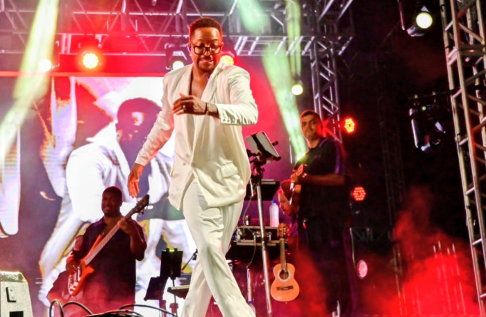 Mumuzinho reuniu 100 mil pessoas na orla de Camburi