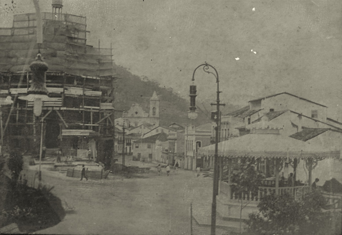 Construção do Palácio Domingos Martins, Praça João Clímaco e Igreja Matriz ao fundo. 1911.