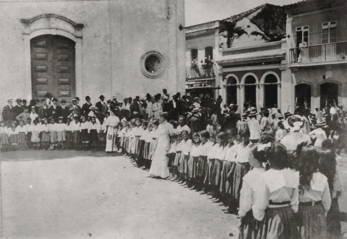 O grupo escolar Gomes Cardim em frente da Catedral, nas exéquias do Barão do Rio Branco. 1912
