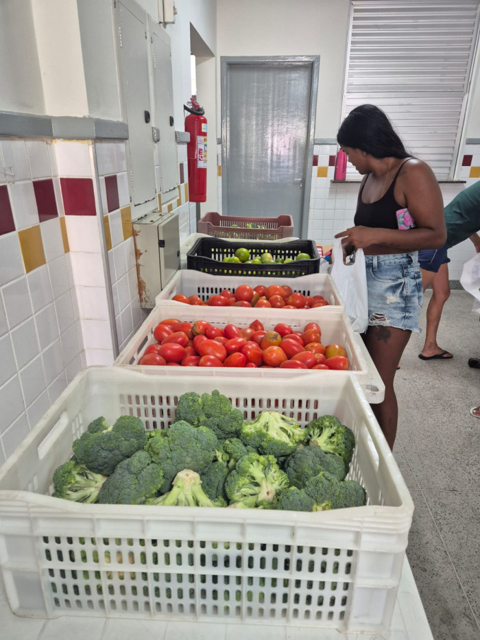 Entrega de alimentos à famílias de Vitória