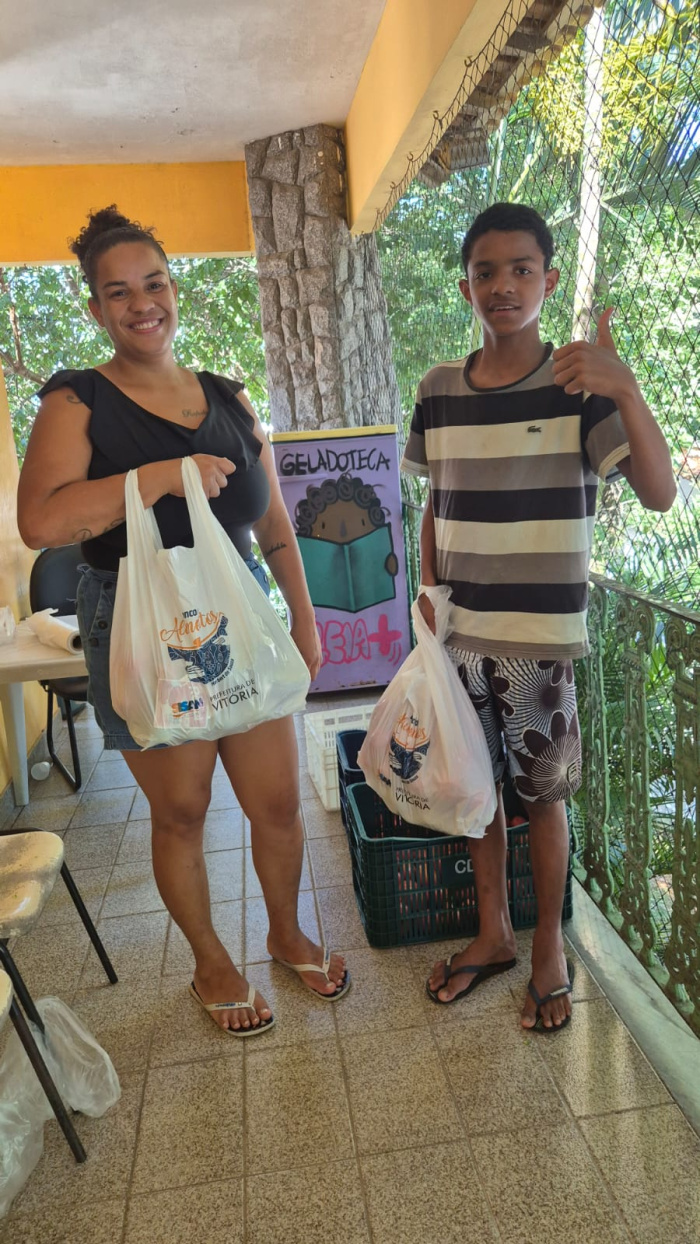 Entrega de alimentos à famílias de Vitória
