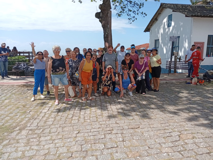 Idosos atendidos nos centros de convivência de Vitória em dia de passeio.