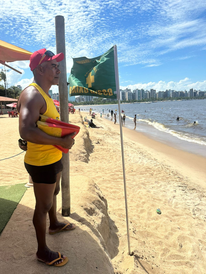 Bandeiras orientam banhistas e ajudam a prevenir afogamentos nas praias de Vitória