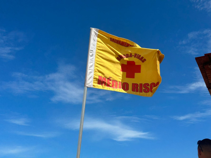 Bandeiras orientam banhistas e ajudam a prevenir afogamentos nas praias de Vitória