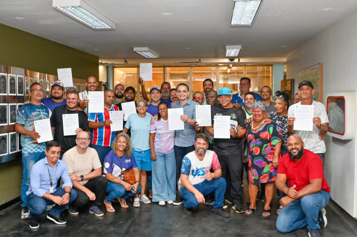 Entrega das certidões negativas e do termo de fomento às escolas de samba de Vitória
