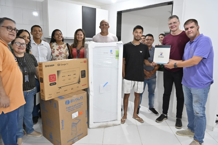 Marcelo recebe obra de melhorias na residência de sua mãe, Zenilda