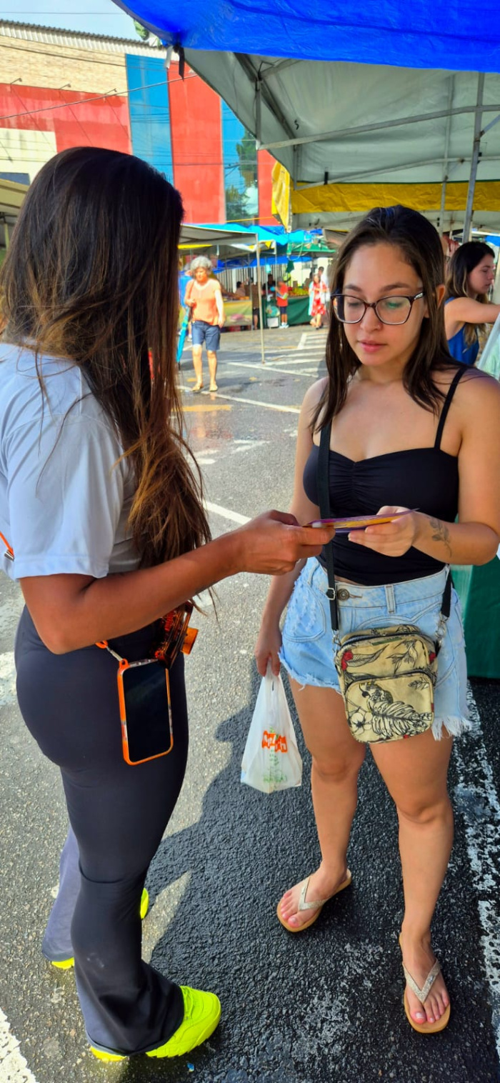 Maria da penha vai a feira em jardim camburi com a jovem livia