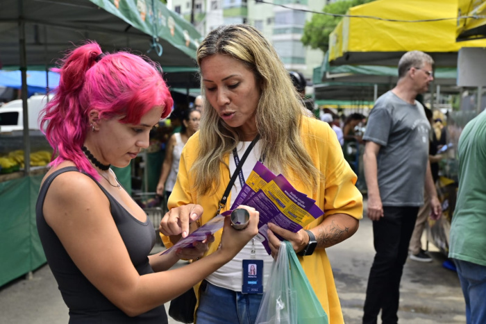 Ação de conscientização do projeto Maria da Penha Vai à Feira em Jardim Camburi