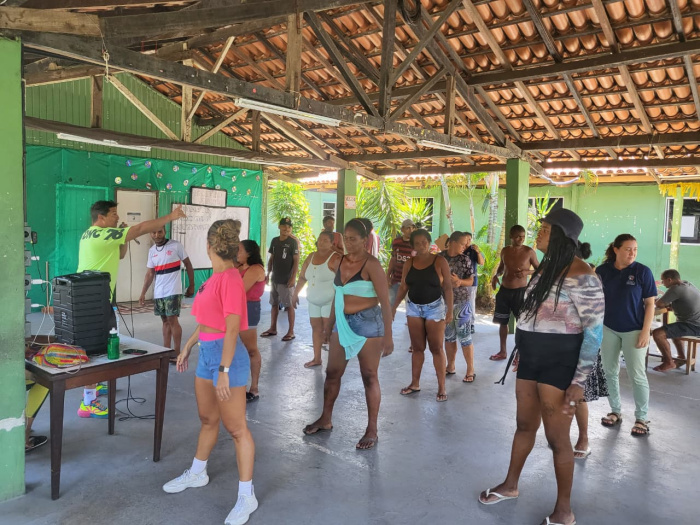 Atendidos no Centro Pop ensaiam para desfile na Mocidade Serrana