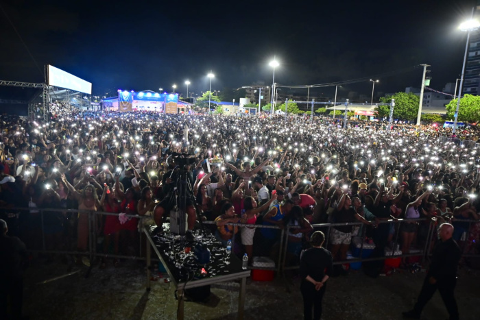 Arena de Verão lotada em mais uma sexta-feira de shows em Camburi
