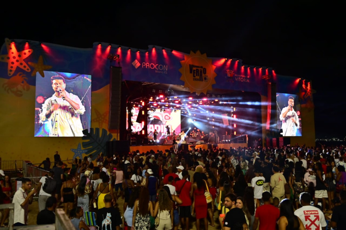 Arena de Verão lotada em mais uma sexta-feira de shows em Camburi