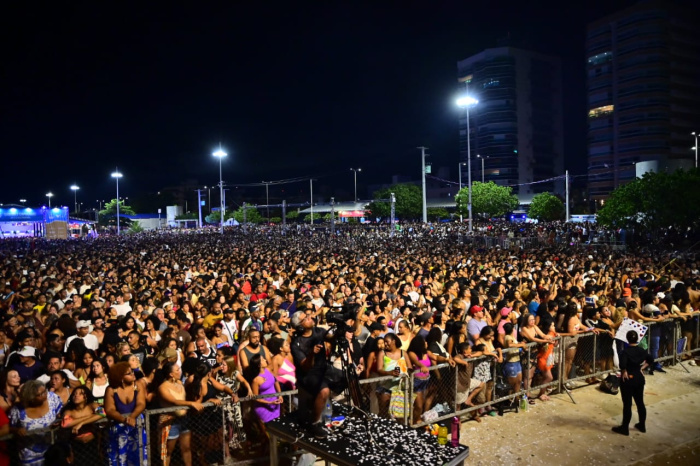 O Giro e Psirico empolgam 80 mil pessoas em mais um sábado de shows Praia de Ca