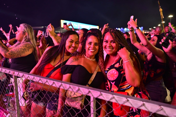 O Giro e Psirico empolgam 80 mil pessoas em mais um sábado de shows Praia de Ca