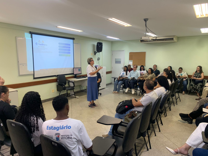 FacilitaVix: novos estagiários são treinados para uso dos totens nas unidades de saúde de Vitória